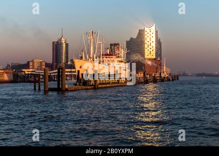 Elbe Philharmonic Hall et musée Ship, Cap San Diego, Hambourg, Allemagne Banque D'Images