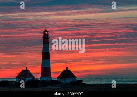 Coucher De Soleil Au Phare De Westerheversand, Westerhever, Frise Du Nord, Schleswig-Holstein, Allemagne Banque D'Images