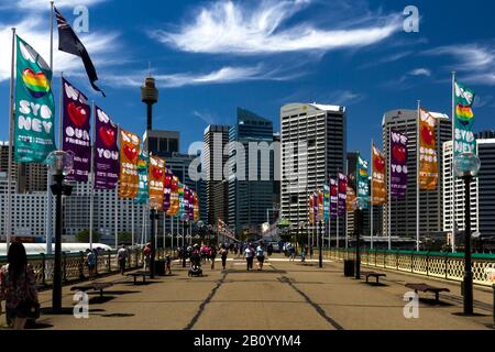 Le pont Pyrmont traverse Darling Harbour et relie le Harbourside à King St. Wharf, Sydney, Australie Banque D'Images