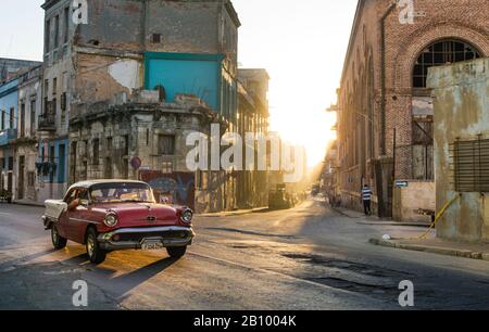 Conduire une voiture classique dans les rues de la Havane, Cuba Banque D'Images