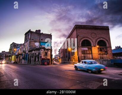 Conduire une voiture classique dans les rues de la Havane, Cuba Banque D'Images