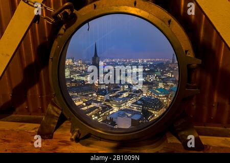 Vue de la tour de l'église principale Saint Petri au-dessus du centre ville de Hambourg, Allemagne Banque D'Images