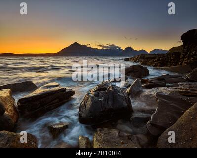 Coucher de soleil sur Elgol Beach avec les montagnes de Cuillins, île de Skye, Écosse Banque D'Images