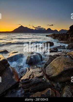 Coucher de soleil sur Elgol Beach avec les montagnes de Cuillins, île de Skye, Écosse Banque D'Images