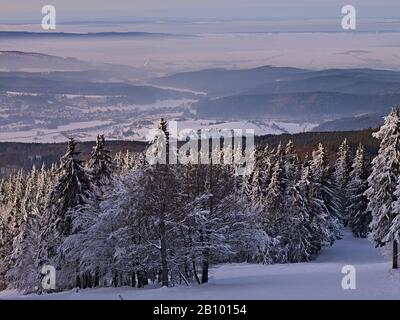 Vue depuis Inselsberg vers Emsetal et Hinich, Thuringe, Allemagne Banque D'Images