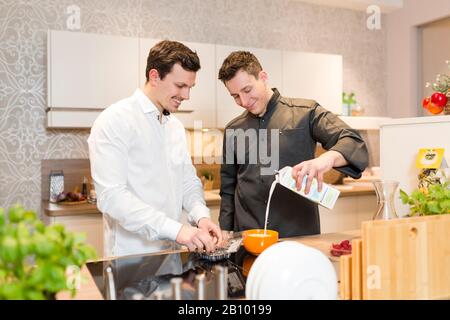 Cuisinier donne un cours de cuisine Banque D'Images