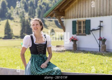 Portrait d'une jeune paysanne avec dirndl Banque D'Images