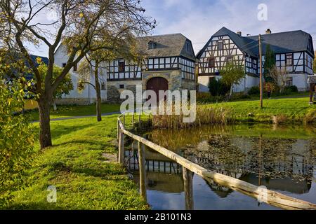 Nitschareuth, village historique vert avec Vierseuthöfen près de Greiz, Thuringe, Allemagne Banque D'Images