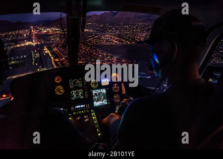 Pilotage d'un hélicoptère au crépuscule, Las Vegas, Nevada, USA Banque D'Images