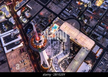 Stratosphère Tower, la photographie aérienne à partir d'hélicoptères au crépuscule, Las Vegas, Nevada, USA Banque D'Images