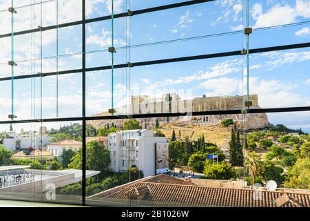 Vue sur l'Acropole à travers les grandes fenêtres en verre du musée de l'Acropole, Athènes, Grèce Banque D'Images