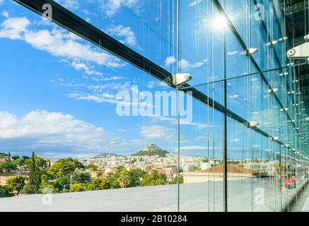 Grandes fenêtres en verre du musée de l'Acropole avec vue sur la colline de Lycabettus, Athènes, Grèce Banque D'Images