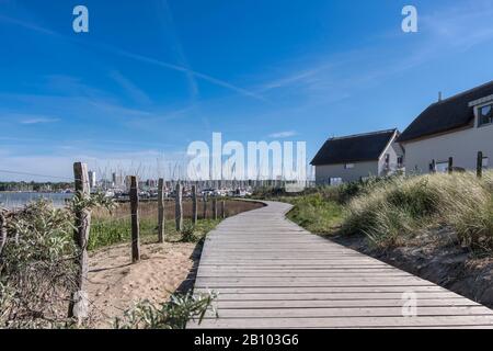 Passerelle à travers une réserve naturelle, Heiligenhafen, Mer Baltique, Schleswig-Holstein, Allemagne Banque D'Images