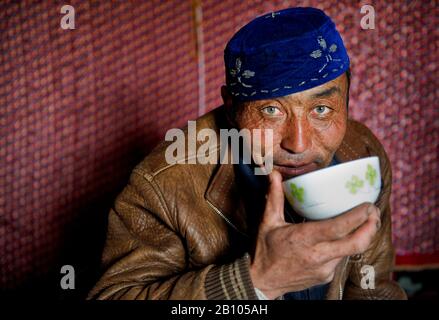 Hommes ouïghours sont originales de l'Asie centrale et il est très courant de voir le mélange de traits de visage entre l'Orient et l'occident comme des yeux vert émeraude. Le Xinjiang à distance Banque D'Images