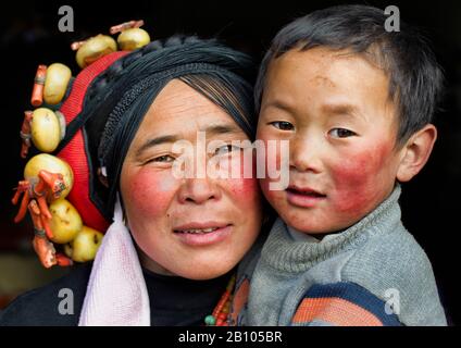 Mère tibétaine avec son fils, plateau tibétain Banque D'Images