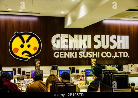 Genki Sushi situé près de la gare de Shibuya qui vend un train de Sushi abordable à Shibuya, Tokyo, Japon. Banque D'Images