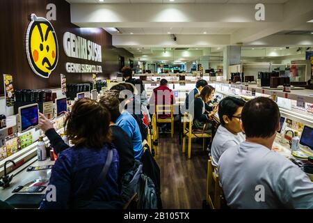 Genki Sushi situé près de la gare de Shibuya qui vend un train de Sushi abordable à Shibuya, Tokyo, Japon. Banque D'Images