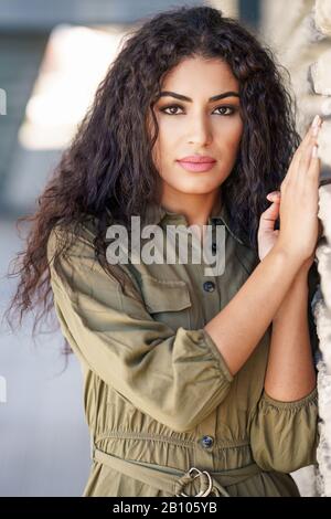 Jeune femme arabe avec des cheveux bouclés à l'extérieur Banque D'Images