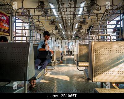 Mumbai, Inde - 18 décembre 2019 : passagers non identifiés à l'intérieur du train local Indian Railway sur la ligne de chemin de fer de l'ouest. Les chemins de fer indiens en sont à peu près Banque D'Images