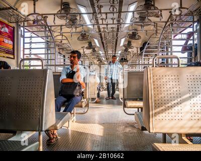 Mumbai, Inde - 18 décembre 2019 : passagers non identifiés à l'intérieur du train local Indian Railway sur la ligne de chemin de fer de l'ouest. Les chemins de fer indiens en sont à peu près Banque D'Images