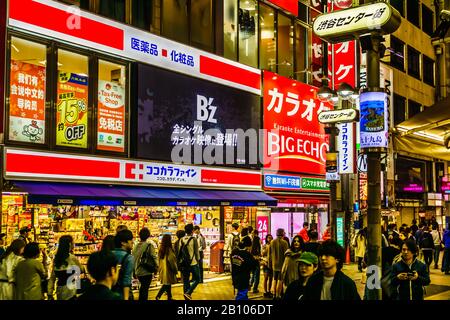 Magnifique paysage nocturne, plein de panneaux colorés à Tokyo, Japon. Banque D'Images