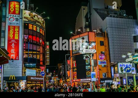 Magnifique paysage nocturne, plein de panneaux colorés à Tokyo, Japon. Banque D'Images