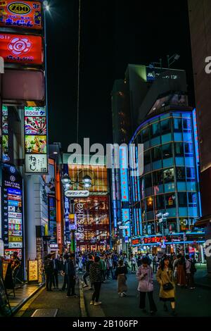 Magnifique paysage nocturne, plein de panneaux colorés à Tokyo, Japon. Banque D'Images