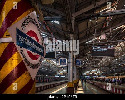 Mumbai, Inde - 18 décembre 2019 : Nom de la gare CST écrit en langue marathi régionale à la gare CST, l'une des gares les plus desservi pour le travail Banque D'Images