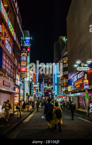 Magnifique paysage nocturne, plein de panneaux colorés à Tokyo, Japon. Banque D'Images