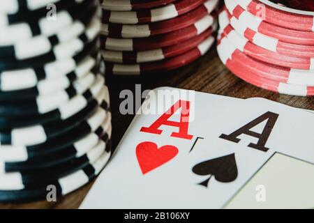 aces avec jetons de poker Banque D'Images