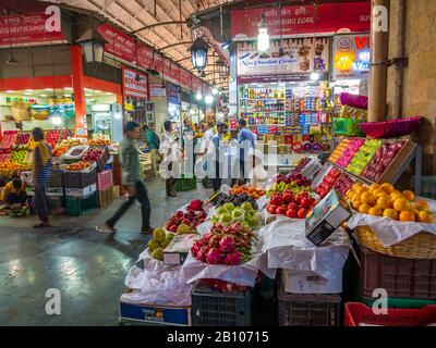 Mumbai, Inde - 18 décembre 2019 : vendeur De Fruits sur le marché de Crowford dans le sud de mumbai Banque D'Images
