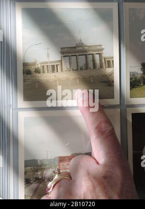 Washington, États-Unis. 9 février 2020. Celeste Sweeney regarde des photos de sa visite en Allemagne en 1965, y compris la porte de Brandebourg à Berlin. À l'été 65, la jeune femme américaine voyage à travers l'Allemagne. Berlin-est la choque, et à la Hofbräuhaus de Munich, elle prend un pichet avec elle. Après 55 ans, elle l'a renvoyé. (À dpa '55 ans de regret - la femme américaine envoie la bière stein de retour à Hofbräuhaus') crédit: Benno Schwinghammer/dpa/Alay Live News Banque D'Images