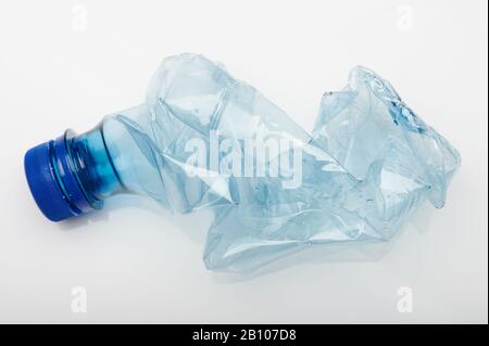 Bouteille en plastique utilisée isolée sur fond de studio blanc Banque D'Images