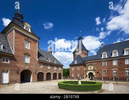 Bailey avec gatehouse du château animé d'Anholt, district de Borken, Rhénanie-du-Nord-Westphalie, Allemagne Banque D'Images