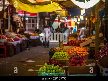 Mumbai, Inde - 18 décembre 2019 : fruits Frais dans un marché aux fruits dans le sud de Mumbai Banque D'Images
