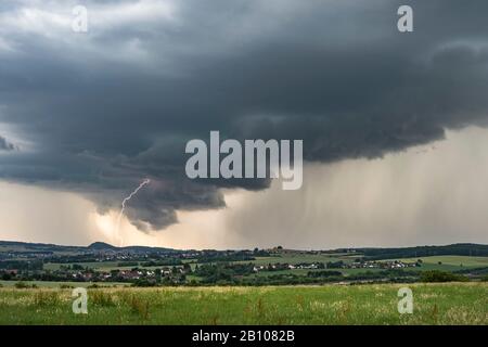 Terre Blitz à Wallcloud de Superscell Vigoureuse près de Saarlouis, Sarre, Allemagne Banque D'Images