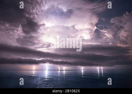 Spectacle d'éclairs avec nuage de rayons formant au-dessus du lac Maracaibo (orage Catatumbo, l'endroit avec la plus forte densité d'éclairs sur terre) Ologia, Zulia, Venezuela, Amérique du Sud Banque D'Images