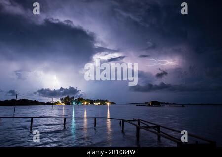 La foudre se décharge avec des éclairs de terre et un crawler sur le village de pêche (l'orage Catatumbo, l'endroit avec la plus forte densité de foudre sur terre), Ologia, Zulia, Venezuela, Amérique du Sud Banque D'Images