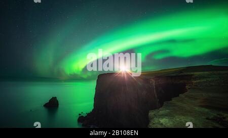 Feux du Nord sur Dyrhólaey, Islande Banque D'Images