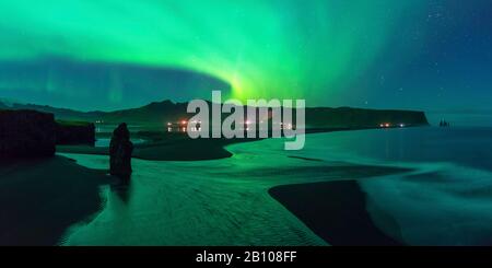 Feux du Nord sur Reynisfjara, Dyrhólaey, Islande Banque D'Images