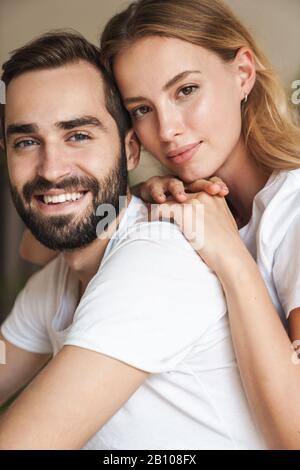 Magnifique couple heureux amoureux de la maison, regardant l'appareil photo Banque D'Images