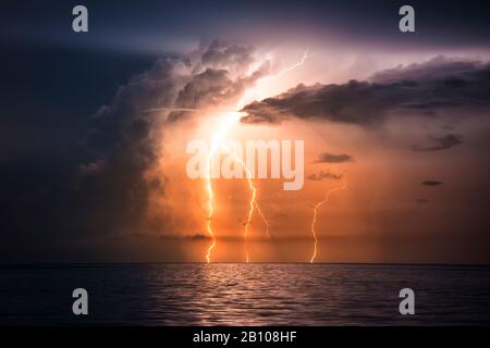 Rejets violents de foudre d'une tour de vent inclinée au-dessus du lac Maracaibo (orage Catatumbo, l'endroit avec la plus forte densité de foudre sur terre) Ologia, Zulia, Venezuela, Amérique du Sud Banque D'Images