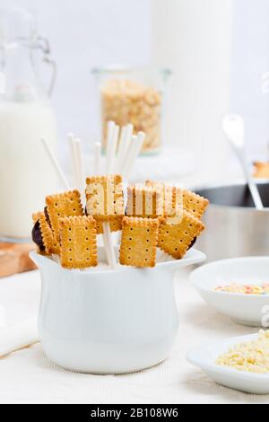 petits biscuits au chocolat sur la lollipop Banque D'Images