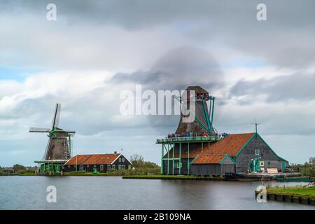 Les moulins à vent de Zaanse Schans, municipalité de Zaanstad, Hollande, Pays-Bas Banque D'Images