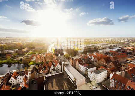 Vue de Lübeck et de Holstentor au coucher du soleil, Schleswig-Holstein, Allemagne Banque D'Images