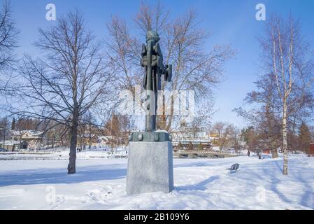 Savonlinna, FINLANDE - 03 MARS 2018 : monument au fondateur de la forteresse Olavinlinna Eric Axelsson Tott le jour ensoleillé de mars Banque D'Images