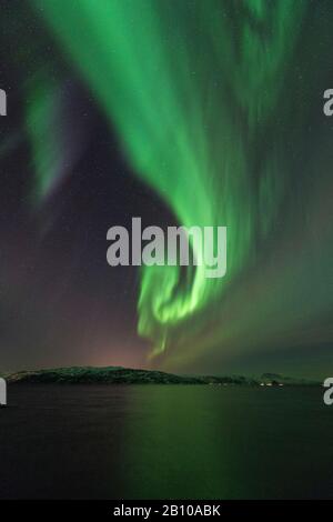 Feux du Nord sur Stønesbotn la nuit, Senja, Norvège Banque D'Images