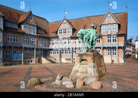 Monument équestre du Duc d'août sur le marché de la ville avec l'hôtel de ville de Wolfenbüttel, Niedsachsen, Allemagne Banque D'Images