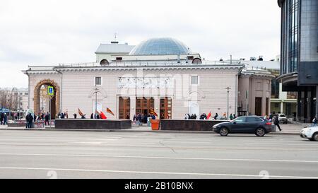 Moscou, RUSSIE - 26 JANVIER 2020: Vue sur la construction de la station de métro Park Kultury Moscow sur la rue Zubovsky Boulevard dans la ville de Moscou en hiver. E Banque D'Images