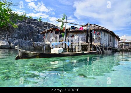 Village avec maisons à pilotis des nomades de la mer de Bajau, île de Malenge, baie de Tomini, îles togiennes, Sulawesi, Indonésie Banque D'Images